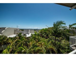 NOOSA BLUE Penthouse Views, 450 metres to Hastings St and Beach Apartment, Noosa Heads - 4