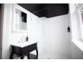 NORFOLK SUITE Old Market Inn Apartment, Port Fairy - thumb 5