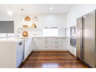 Nothling Street Beach House - Walk to Moffat Beach, Play, Dine & Surf Guest house, Caloundra - 3