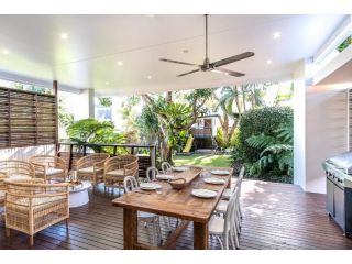 Nothling Street Beach House - Walk to Moffat Beach, Play, Dine & Surf Guest house, Caloundra - 2