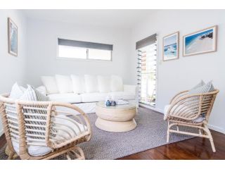 Nothling Street Beach House - Walk to Moffat Beach, Play, Dine & Surf Guest house, Caloundra - 1