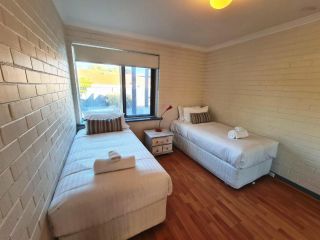 OCEAN'S 4 Holiday or Business Stays Apartment, Perth - 3