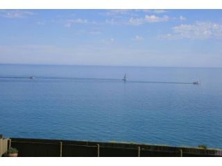 Ocean Blue KI. Absolute ocean front, free WiFi Guest house, Penneshaw - 1