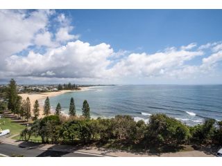 Epic Ocean Front Moffat Beach Views with Rooftop Terrace - Walk to Cafe's & Restaurants Apartment, Caloundra - 4