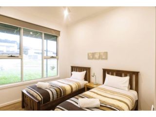 Ocean Loft - Oceanview ~Pet Friendly ~ Free Wifi Guest house, Apollo Bay - 3