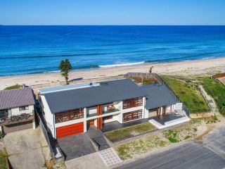 Amazing Seaviews and Beachfront Leisurely Home Guest house, The Entrance - 2