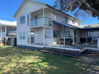 Ocean Pearl - 3 bedroom beachfront property! Guest house, Beachmere - 1