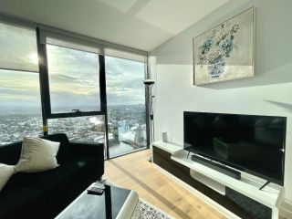 Ocean&River View Luxury 2BD Apt w Prime Location Apartment, Gold Coast - 3