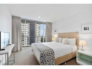 Ocean side Amazing Sauna Pool Gym & Cinema Apartment, Gold Coast - 3