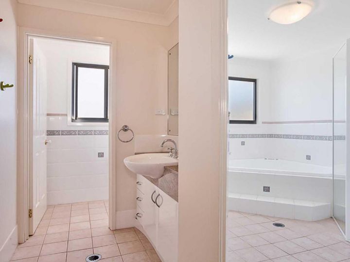 Ocean Views' 4 Ocean Street - air conditioned luxury with beautiful ocean views Apartment, Anna Bay - imaginea 16