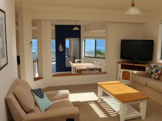 Ocean Views' 4 Ocean Street - air conditioned luxury with beautiful ocean views Apartment, Anna Bay - 4