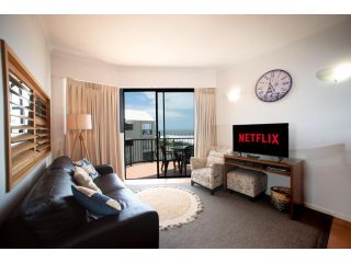 Ocean Boulevard - Top Floor Ocean View by BnB Leasing Apartment, Alexandra Headland - 2