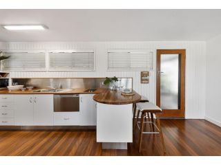 Ocean Views Central to everything , 2 bed, 2 minute walk to Beach Apartment, Noosa Heads - 4