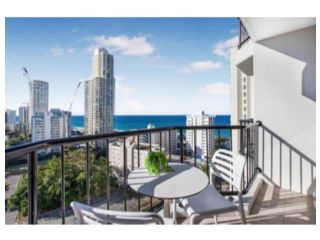Ocean Vistas And Convenience By The Beach Apartment, Gold Coast - 4
