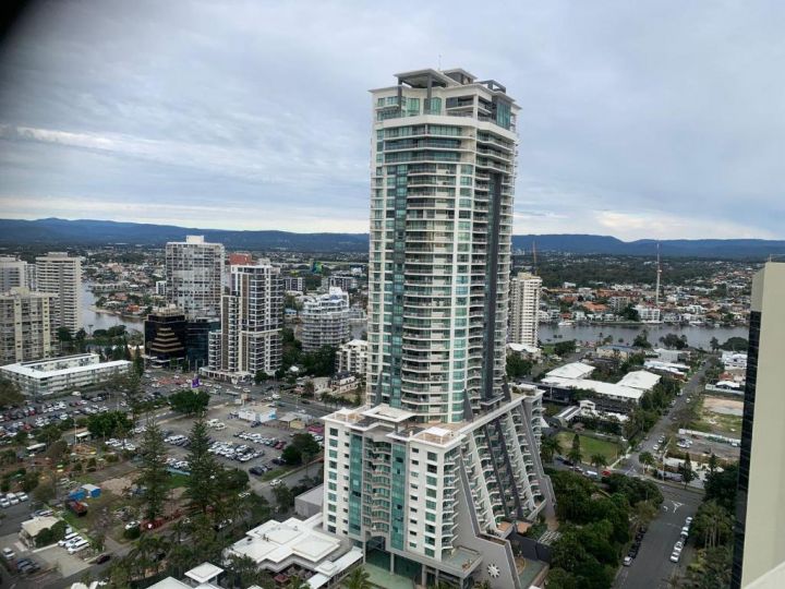 Oceanfront Unique Sleeps 14 hear waves and enjoy lorikeets on balcony Apartment, Gold Coast - imaginea 14