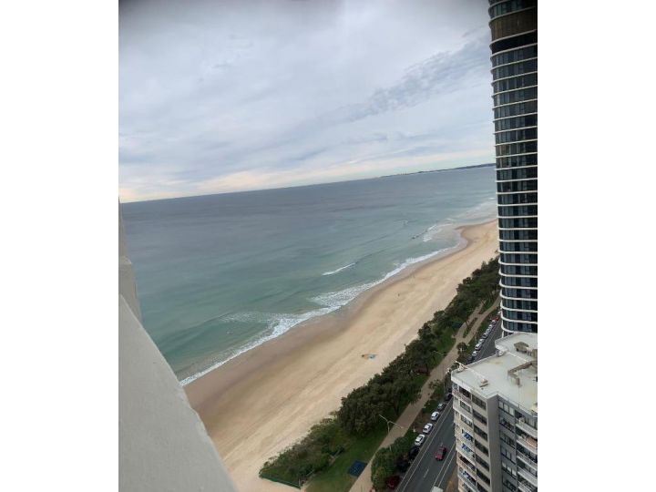 Oceanfront Unique Sleeps 14 hear waves and enjoy lorikeets on balcony Apartment, Gold Coast - imaginea 12