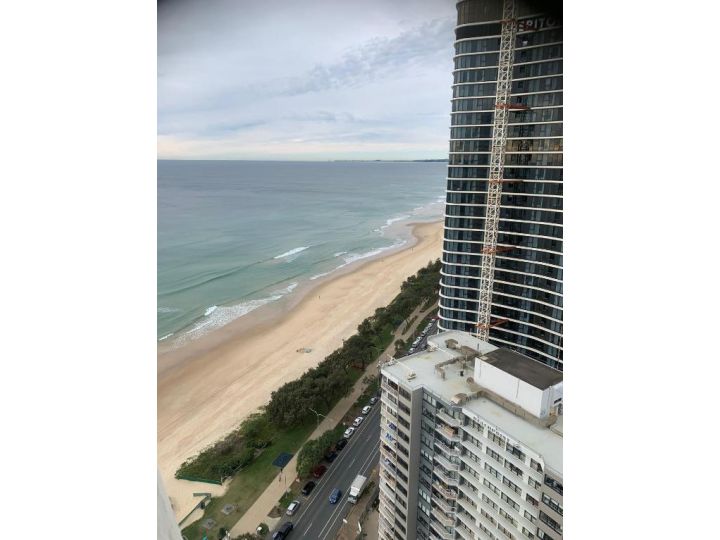 Oceanfront Unique Sleeps 14 hear waves and enjoy lorikeets on balcony Apartment, Gold Coast - imaginea 2
