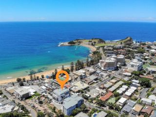 Beachside Apartment in Prime Location with Balcony Guest house, Terrigal - 1