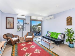 Beachside Apartment in Prime Location with Balcony Guest house, Terrigal - 2