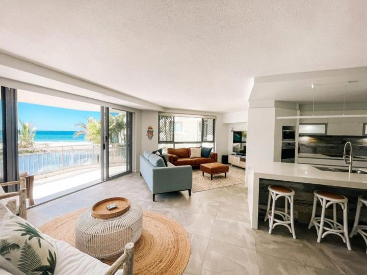 Oceanside Resort - Absolute Beachfront Apartments Aparthotel, Gold Coast - imaginea 9