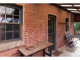 ON GOLDEN POINT - STONE COTTAGE IN CHEWTON Guest house, Victoria - 3