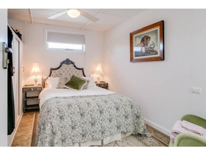 &#x27;Ooh La La&#x27; is a quirky French inspired apartment Apartment, Goolwa South - imaginea 13