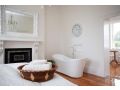 OSMOND SUITE Old Market Inn Apartment, Port Fairy - thumb 5