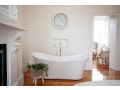 OSMOND SUITE Old Market Inn Apartment, Port Fairy - thumb 7