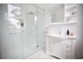 OSMOND SUITE Old Market Inn Apartment, Port Fairy - thumb 9