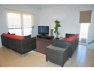 Osprey Holiday Village Unit 104 - Luxurious 3 Bedroom Holiday Villa with a Pool in the Complex Villa, Exmouth - 1