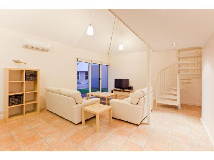 Osprey Holiday Village Unit 105 - Tranquil 3 Bedroom Holiday Villa with a Pool in the Complex Villa, Exmouth - imaginea 3