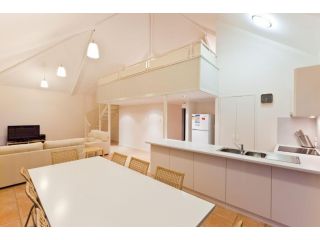 Osprey Holiday Village Unit 105 - Tranquil 3 Bedroom Holiday Villa with a Pool in the Complex Villa, Exmouth - 2