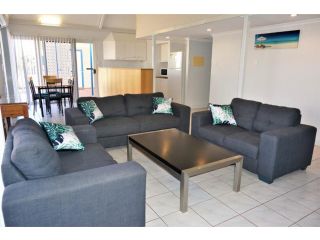 Osprey Holiday Village Unit 108 - Serene 3 Bedroom Holiday Villa with a Pool in the Complex Villa, Exmouth - 1