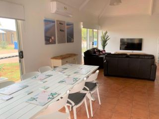 Osprey Holiday Village Unit 109 - Pleasant 3 Bedroom Holiday Villa with a Pool in the Complex Villa, Exmouth - 2