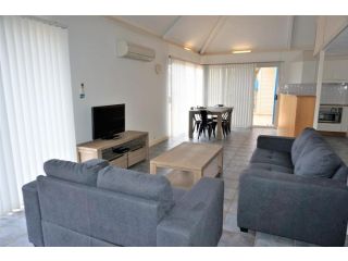 Osprey Holiday Village Unit 111 - Splendid 3 Bedroom Holiday Villa with a Pool in the Complex Villa, Exmouth - 3