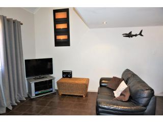 Osprey Holiday Village Unit 113-2 Bedroom - Lovely 2 Bedroom Apartment with a Pool in the Complex Villa, Exmouth - 3