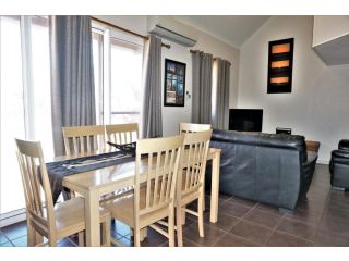 Osprey Holiday Village Unit 113-2 Bedroom - Lovely 2 Bedroom Apartment with a Pool in the Complex Villa, Exmouth - 1