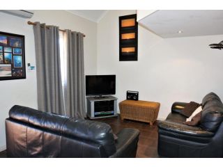 Osprey Holiday Village Unit 113-2 Bedroom - Lovely 2 Bedroom Apartment with a Pool in the Complex Villa, Exmouth - 4