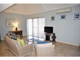 Osprey Holiday Village Unit 114 - Gorgeous 3 Bedroom Holiday Villa with a Pool in the Complex Villa, Exmouth - 5