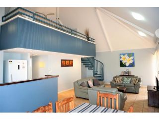 Osprey Holiday Village Unit 115 - Idyllic 3 Bedroom Holiday Villa with a Pool in the Complex Villa, Exmouth - 2
