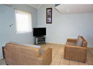 Osprey Holiday Village Unit 122-2 Bedroom - Comfortable 2 Bedroom Apartment with a Pool in the Complex Villa, Exmouth - 4