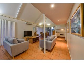 Osprey Holiday Village Unit 123 - Blissful 3 Bedroom Holiday Villa with a Pool in the Complex Villa, Exmouth - 1