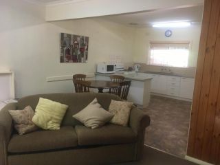 Ovensview On Riverside Apartment, Bright - 4