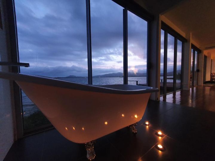 Oysterhouse - A Premium Luxury Experience Right by the Water Guest house, Tasmania - imaginea 14
