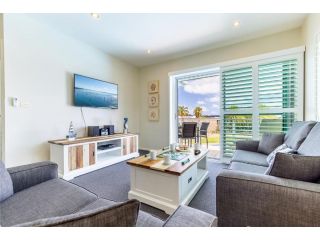 278 Pacific Blue 265 Sandy Point Road Dual key first floor Unit with Wifi and linen supplied Guest house, Salamander Bay - 3