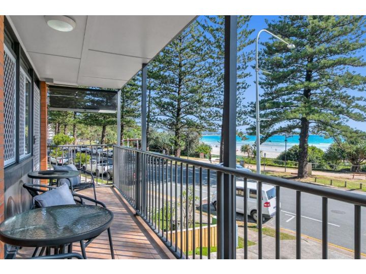 Pacific View unit 3 - Balcony with ocean views Beachfront Rainbow Bay Coolangatta Apartment, Gold Coast - imaginea 1