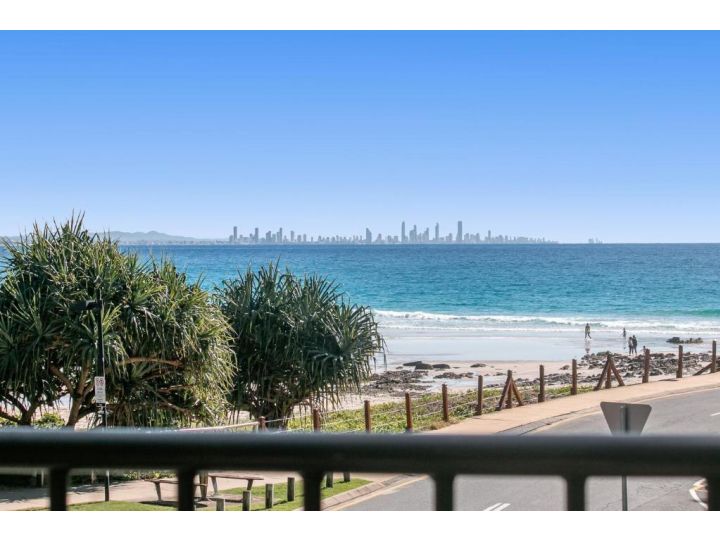 Pacific View unit 3 - Balcony with ocean views Beachfront Rainbow Bay Coolangatta Apartment, Gold Coast - imaginea 6