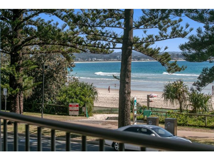 Pacific View unit 3 - Balcony with ocean views Beachfront Rainbow Bay Coolangatta Apartment, Gold Coast - imaginea 10
