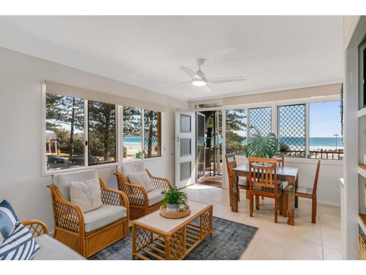 Pacific View unit 3 - Balcony with ocean views Beachfront Rainbow Bay Coolangatta Apartment, Gold Coast - imaginea 4