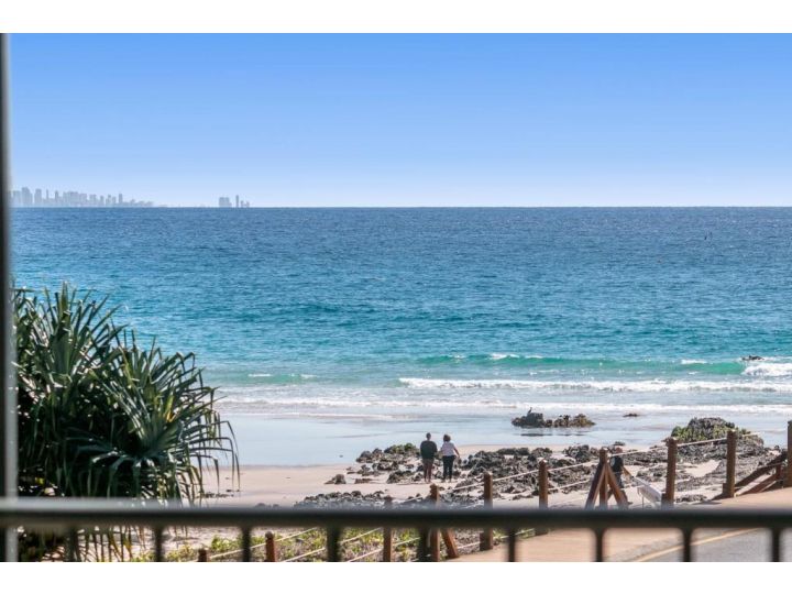 Pacific View unit 3 - Balcony with ocean views Beachfront Rainbow Bay Coolangatta Apartment, Gold Coast - imaginea 7